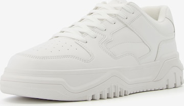 Bershka Sneakers in White: front