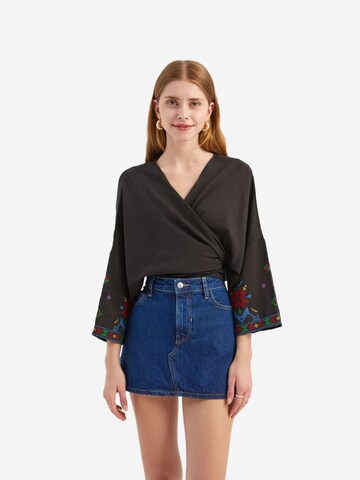 Hiccup Blouse in Black: front