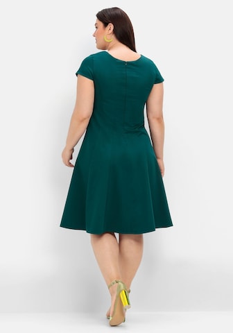 SHEEGO Koktejlové šaty – zelená