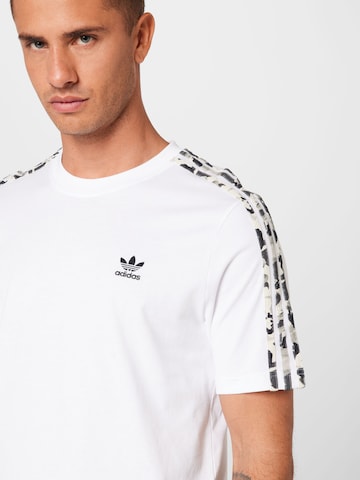ADIDAS ORIGINALS - Camiseta '3-Stripes Camo' en blanco