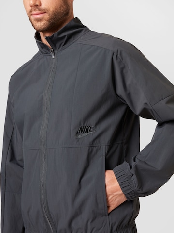 Nike Sportswear Демисезонная куртка в Серый