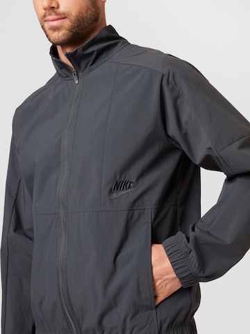 Nike Sportswear Jacke in Grau