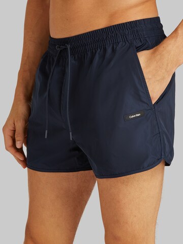 Calvin Klein Swimwear Plavecké šortky 'RUNNER' – modrá