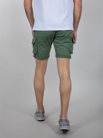 ALPHA INDUSTRIES Regular Shorts in Grün