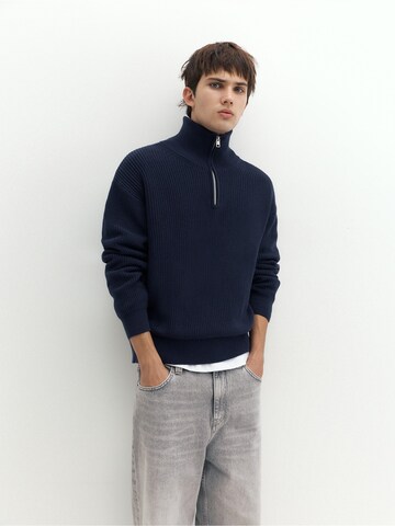Pull&Bear Пуловер в синьо: отпред