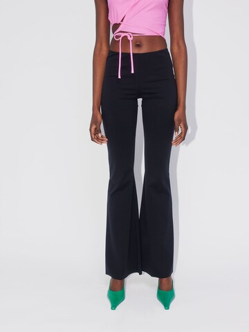 ABOUT YOU REBIRTH STUDIOS Rozkloszowany krój Spodnie 'LIVIA' w kolorze czarny: przód