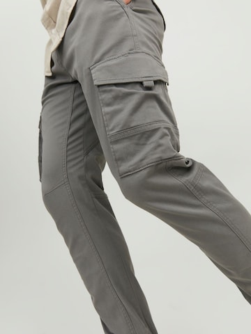 Effilé Pantalon cargo 'Paul Flake' JACK & JONES en gris