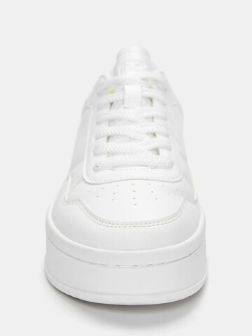 Sneaker bassa di Pull&Bear in bianco