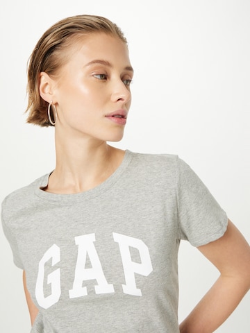 Tricou de la GAP pe gri