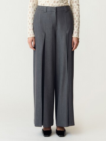 YAS - Pierna ancha Pantalón 'INVA' en gris: frente