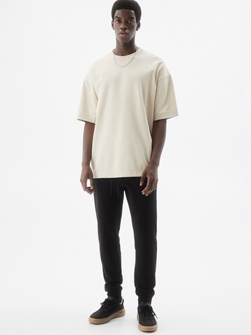 Pull&Bear Tapered Nadrág - fekete: elől