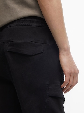 Coupe slim Pantalon cargo Pull&Bear en noir