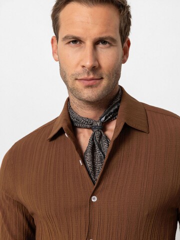 Antioch Regular Fit Langarm-Shirt in Braun