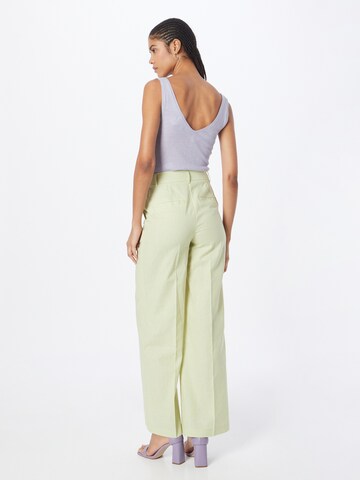 Wide Leg Pantalon à plis NA-KD en vert