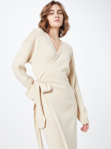 Robes en maille 'CARYS WHITAKER' In The Style en beige