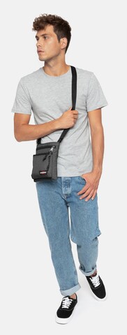 Borsa a tracolla 'Rusher' di EASTPAK in grigio