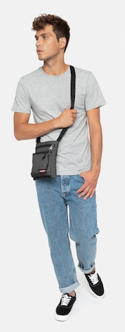 EASTPAK Чанта за през рамо тип преметка 'Rusher' в сиво