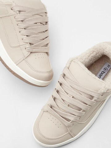 Sneaker low de la bonprix pe bej