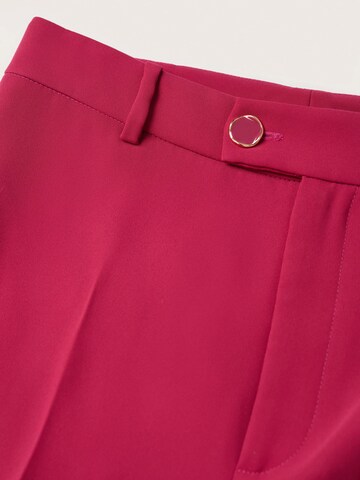 Wide leg Pantaloni cu dungă 'IGUANA' de la MANGO pe roșu