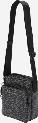Calvin Klein Чанта за през рамо тип преметка 'MUST' в черно