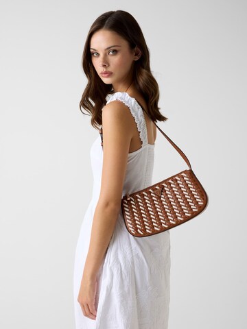 GUESS Schultertasche 'Kora' in Braun