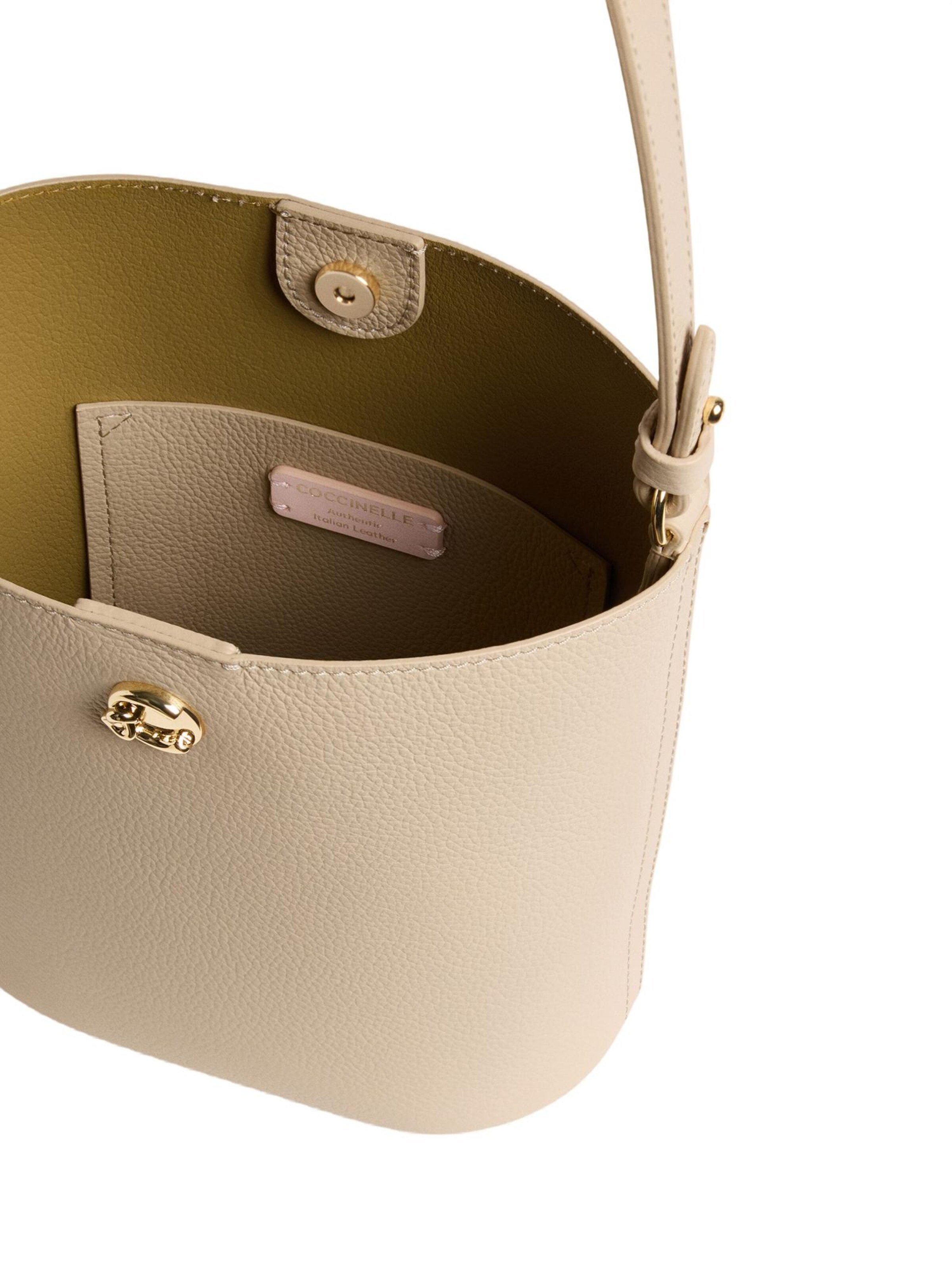 Borsa a mano 'COCCINELLE Nikla S26 3' di Coccinelle in beige