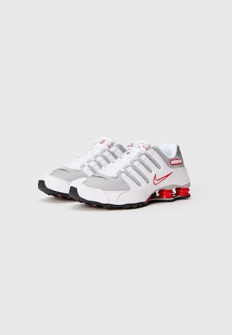 Nike Sportswear Matalavartiset tennarit 'Shox NZ' värissä valkoinen