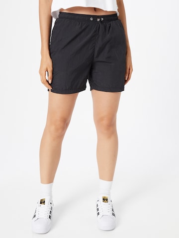 Urban Classics Regular Shorts in Schwarz: predná strana