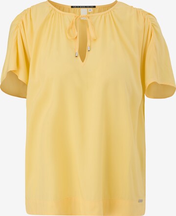 QS - Blusa em amarelo: frente