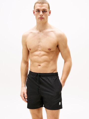 TOMMY HILFIGER Badeshorts in Schwarz: Vorderseite