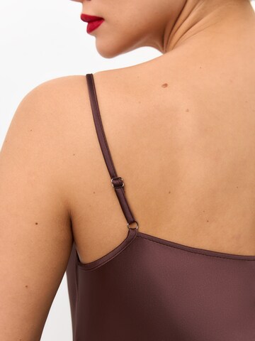 Serena Silueta Klänning 'Midi satin slip dress 'Majestic'' i brun