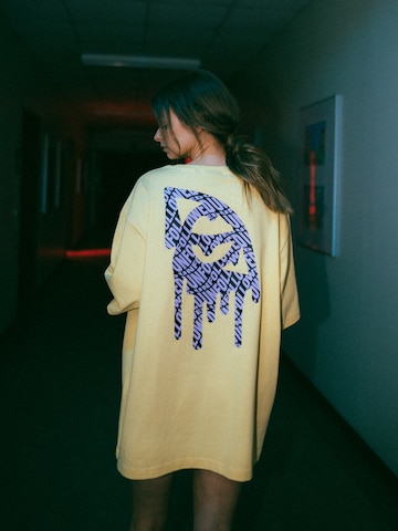 UNFOLLOWED x ABOUT YOU - Camiseta 'HIGH' en amarillo