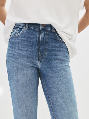 Pull&Bear Flared Jeans in Blauw