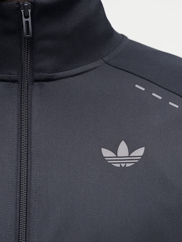 ADIDAS ORIGINALS Joggingdragt 'TECH ESS' i grå