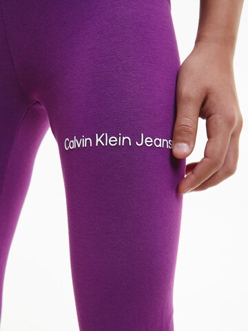 Calvin Klein Jeans - Skinny Leggings em roxo