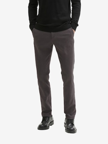 pilka TOM TAILOR Prigludęs „Chino“ stiliaus kelnės 'Travis': priekis