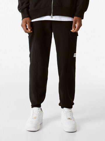 Bershka Tapered Gargohousut värissä musta: etupuoli