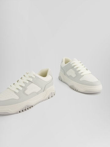 Sneaker low de la Bershka pe gri