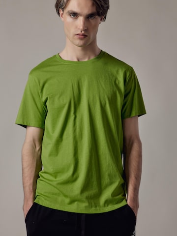 Maglietta 'Girocollo' di OWN Off With Nature in verde: frontale