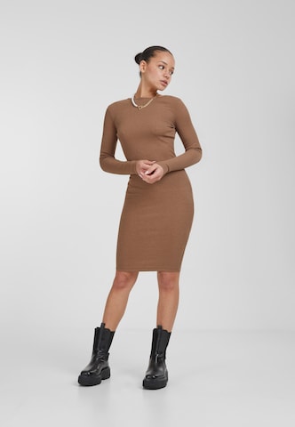 Urban Classics Úpletové šaty – hnědá