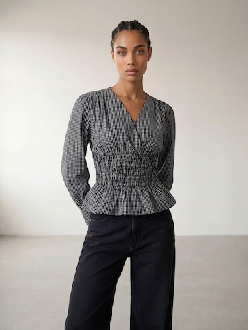 ARMIE Bluse 'The Carla Long Sleeve Top'‌‌ in Schwarz: Vorderseite