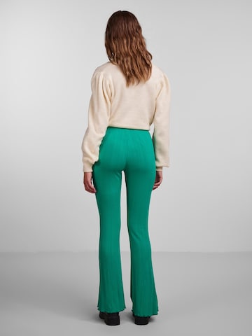 évasé Pantalon 'Jasmin' PIECES en vert