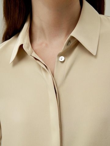 Lilysilk Shirt 'LILYSILK Anmutige Seidenbluse mit Knopfleiste' in Beige