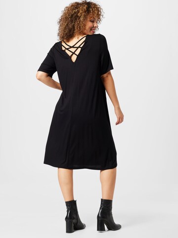 Rochie 'BERA' de la ONLY Curve pe negru