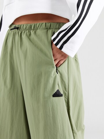 ADIDAS SPORTSWEAR - Pierna ancha Pantalón deportivo 'City Escape' en verde