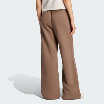 ADIDAS ORIGINALS Široke hlačnice Hlače 'Essentials' | rjava barva