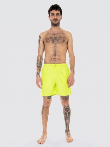 Carhartt WIP Boardshorts 'Chase Trunk Lime / Gold' i grøn