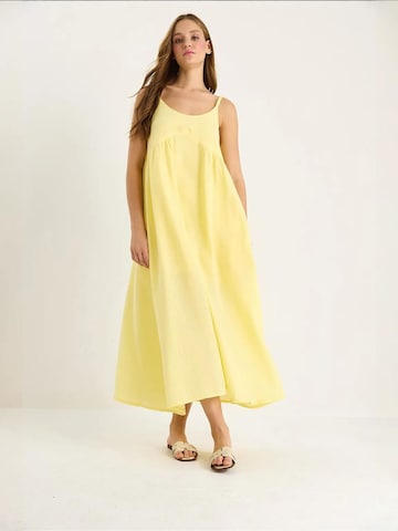 Robe Bianco Lucci en jaune