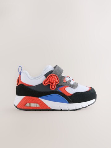 Next Σνίκερ σε κόκκινο