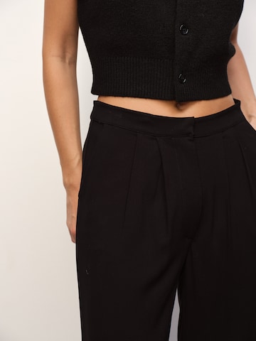 RÆRE by Lorena Rae Regular Панталон с набор 'Brenda' в черно
